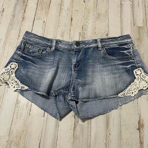 Y2K Style Vanilla Star Size 15 Short 
Crochet Trim